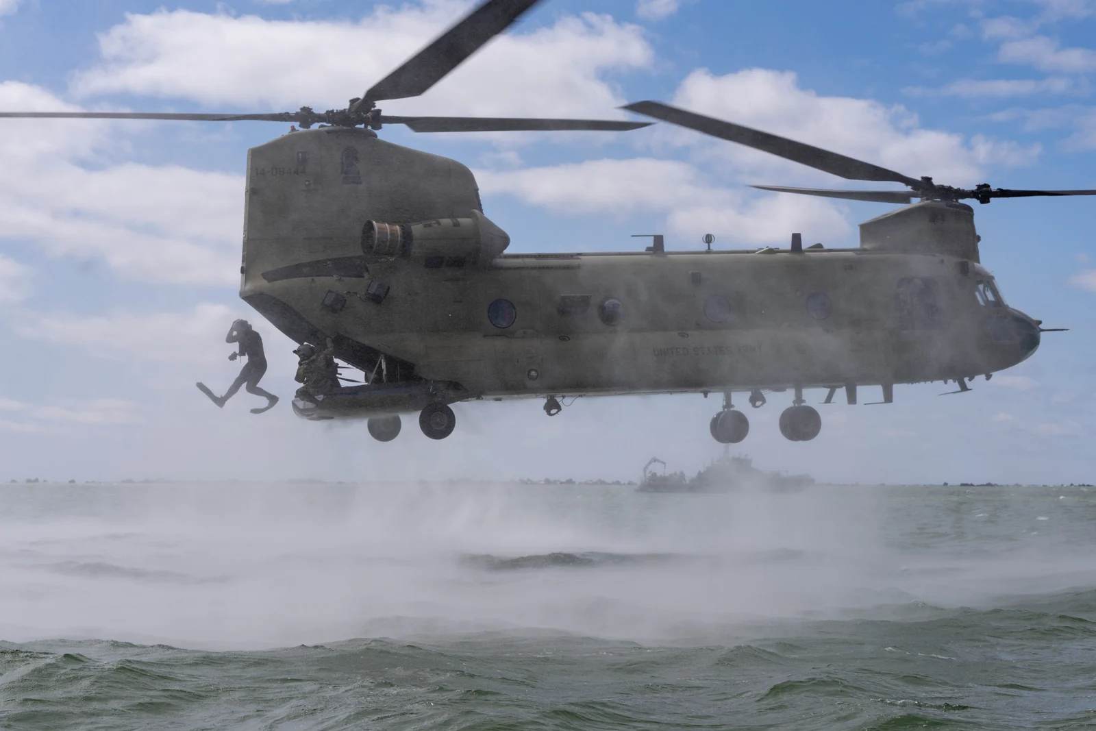 Военнослужащий 20-й группы Special Forces во время тренировки с армейской авиацией, 2025 год.