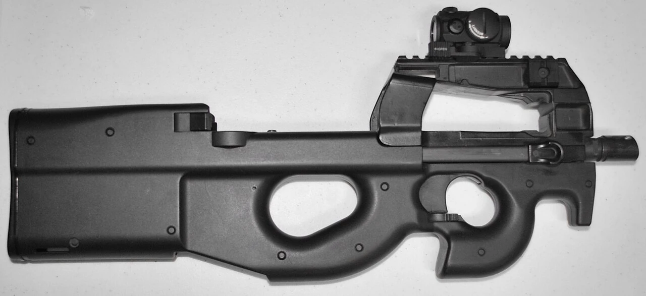 FN P90 — компактное оружие класса PDW.