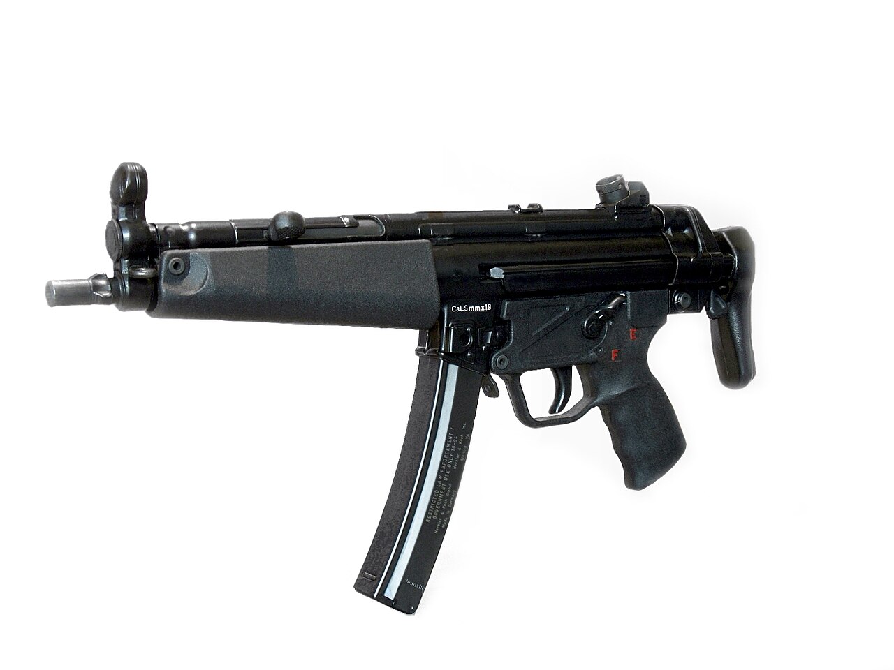 MP5 со сложенной выдвижной плечевой опорой.